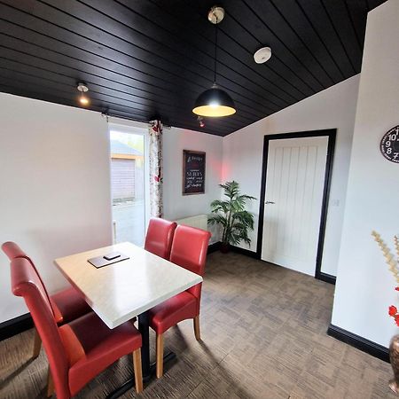 Villa Ochil 9 With Private Hot Tub - Fife - Loch Leven - Lomond Hills - Pet Friendly à Kelty Extérieur photo