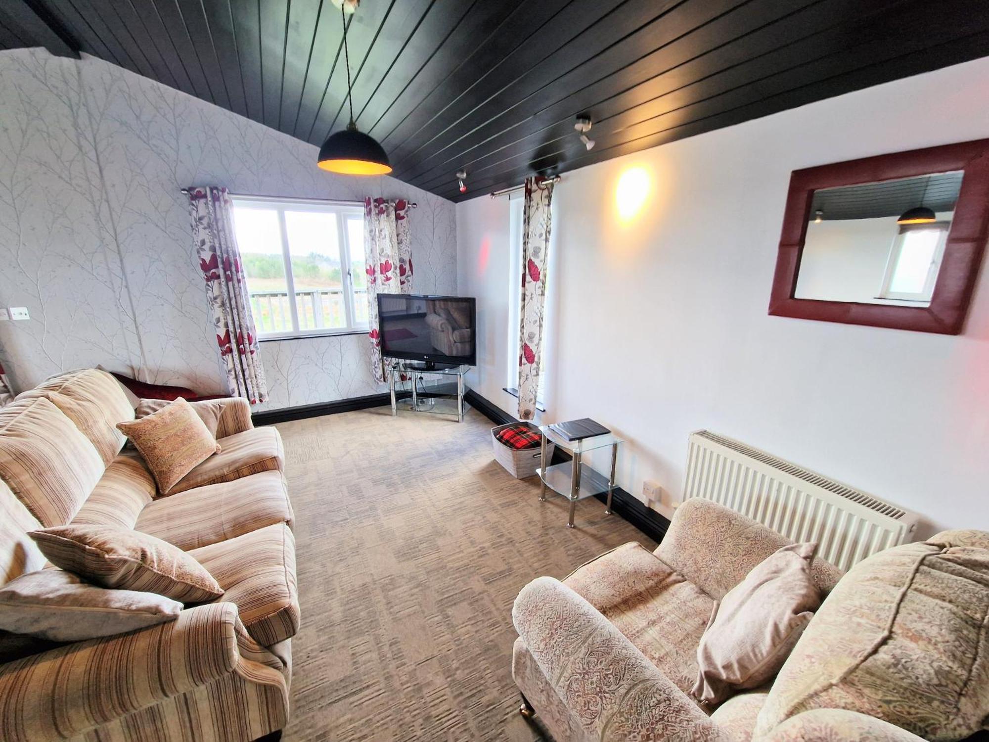 Villa Ochil 9 With Private Hot Tub - Fife - Loch Leven - Lomond Hills - Pet Friendly à Kelty Extérieur photo